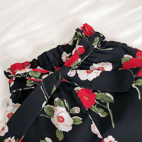 Női rövidnadrág új modellje fehér és fekete színben, virágmintával