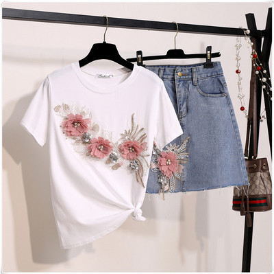 Μοντέρνο γυναικείο σύνολο - φούστα και μπλουζάκι