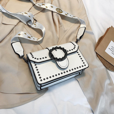 Eko bőrből készült stílusos női táska négy színben fém díszítéssel és hosszú füllel