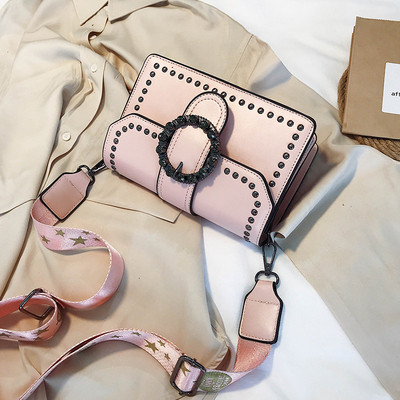 Eko bőrből készült stílusos női táska négy színben fém díszítéssel és hosszú füllel