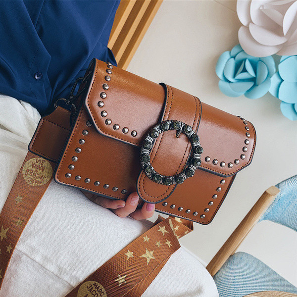 Eko bőrből készült stílusos női táska négy színben fém díszítéssel és hosszú füllel