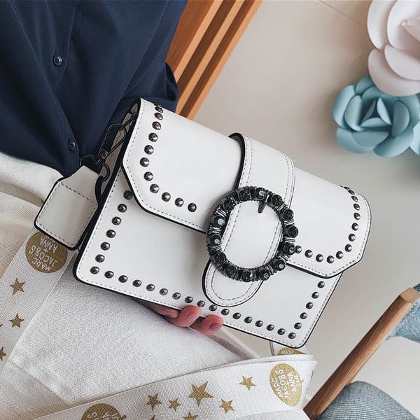 Eko bőrből készült stílusos női táska négy színben fém díszítéssel és hosszú füllel