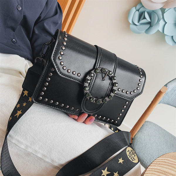 Eko bőrből készült stílusos női táska négy színben fém díszítéssel és hosszú füllel