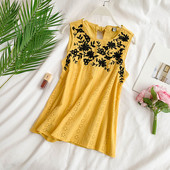 Női lezser felső, széles pántokkal és több színben hímzéssel