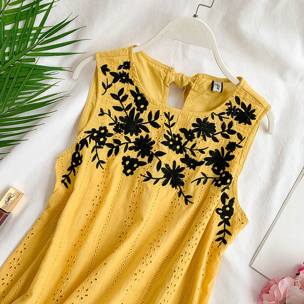 Női lezser felső, széles pántokkal és több színben hímzéssel