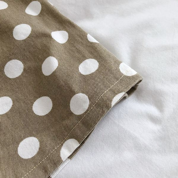 Divatos női rövidnadrág magas derékkal, három színű pöttyökkel