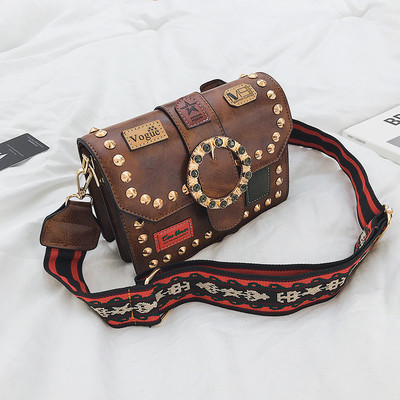 Κομψή γυναικεία έκο δερμάτινη τσάντα σε τρία χρώματα με μεταλλικές διακοσμήσεις και μεγάλη λαβή