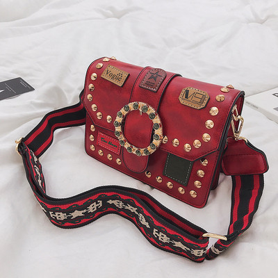 Κομψή γυναικεία έκο δερμάτινη τσάντα σε τρία χρώματα με μεταλλικές διακοσμήσεις και μεγάλη λαβή