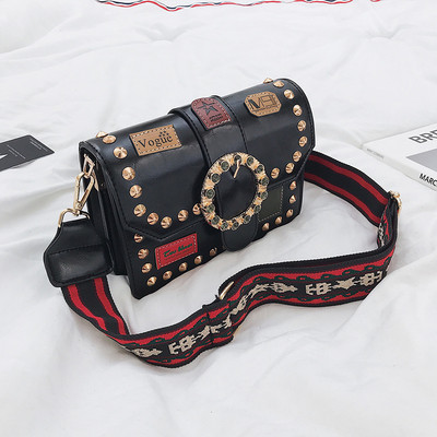 Κομψή γυναικεία έκο δερμάτινη τσάντα σε τρία χρώματα με μεταλλικές διακοσμήσεις και μεγάλη λαβή