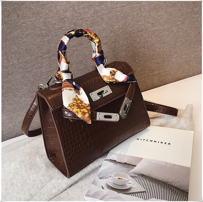 Κομψή έκο δερμάτινη τσάντα κυρίες σε τρία χρώματα με μεταλλικές διακοσμήσεις και μικρή και μακρά λαβή