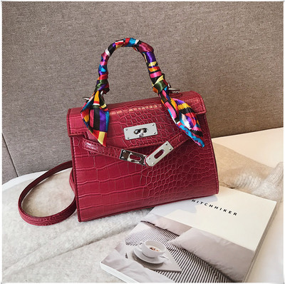 Κομψή έκο δερμάτινη τσάντα κυρίες σε τρία χρώματα με μεταλλικές διακοσμήσεις και μικρή και μακρά λαβή