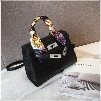 Κομψή έκο δερμάτινη τσάντα κυρίες σε τρία χρώματα με μεταλλικές διακοσμήσεις και μικρή και μακρά λαβή