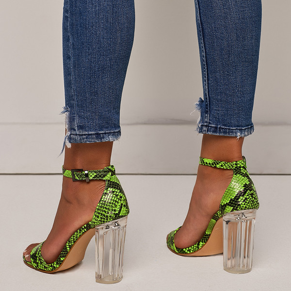 Aktuális női szandál átlátszó sarokkal, zöld színben