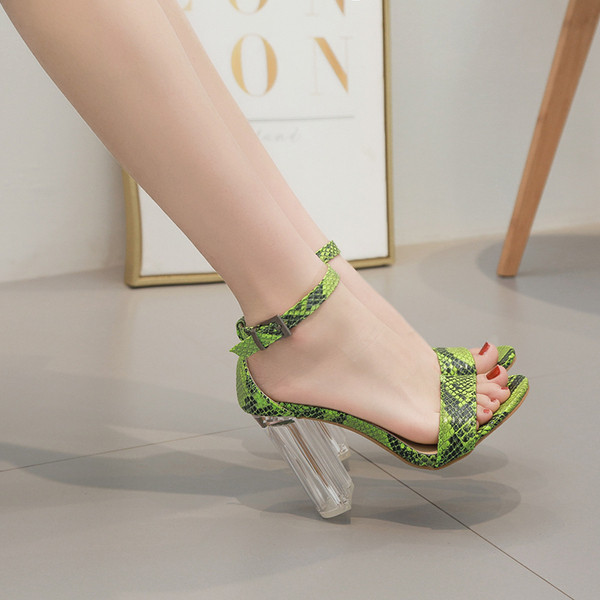 Aktuális női szandál átlátszó sarokkal, zöld színben