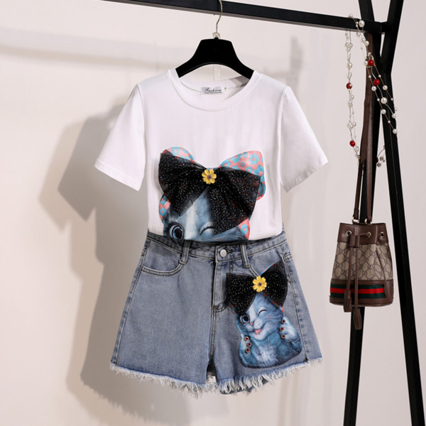 Set modern pentru femei din două părți - pantaloni scurți și un tricou