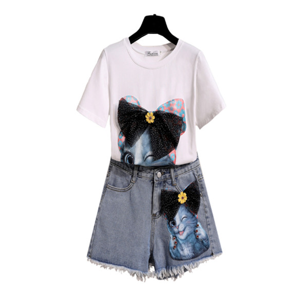 Set modern pentru femei din două părți - pantaloni scurți și un tricou