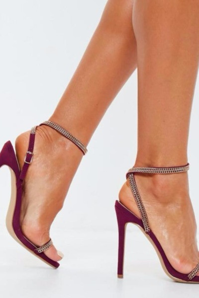 Elegáns női magassarkú szandál fekete és piros színben