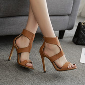 Eko bőrből készült stílusos női szandál magassarkúval fekete és barna színben