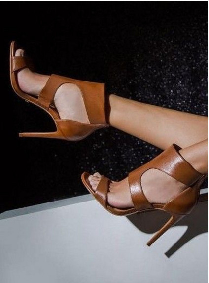 Eko bőrből készült stílusos női szandál magassarkúval fekete és barna színben