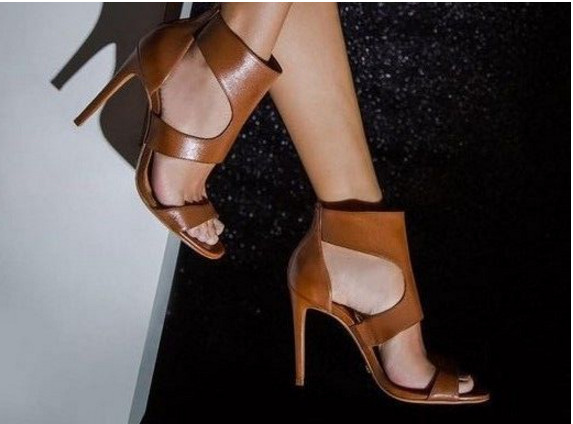 Eko bőrből készült stílusos női szandál magassarkúval fekete és barna színben