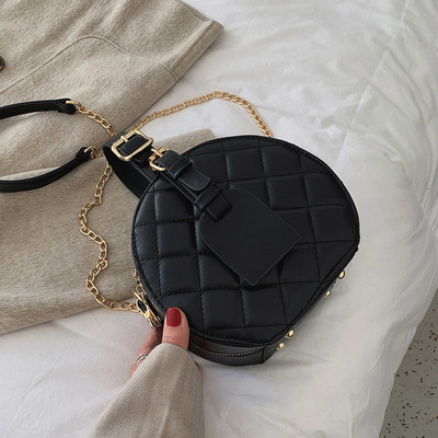 Eko bőrből készült stílusos női táska három színben, kerek formával, hosszú fémlánccal