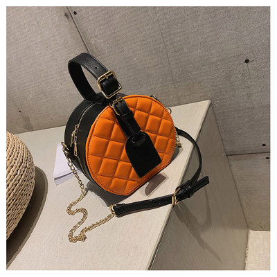 Eko bőrből készült stílusos női táska három színben, kerek formával, hosszú fémlánccal