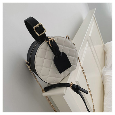 Eko bőrből készült stílusos női táska három színben, kerek formával, hosszú fémlánccal