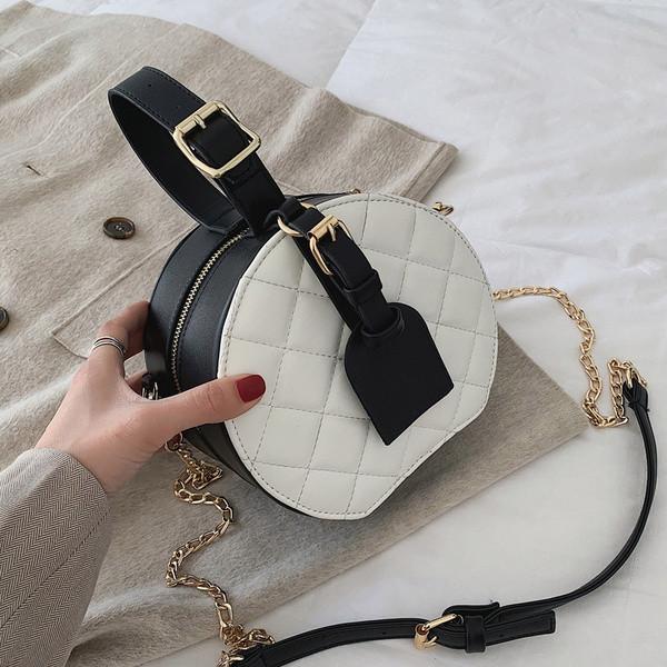 Eko bőrből készült stílusos női táska három színben, kerek formával, hosszú fémlánccal