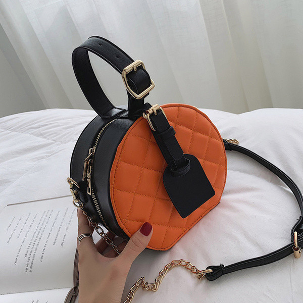 Eko bőrből készült stílusos női táska három színben, kerek formával, hosszú fémlánccal