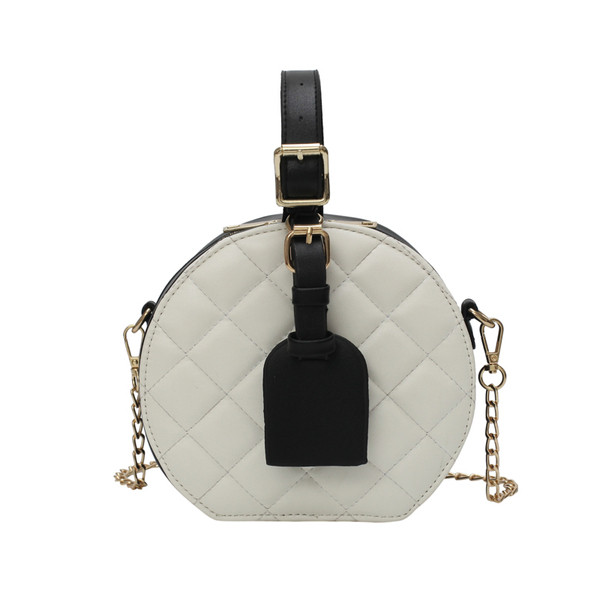 Eko bőrből készült stílusos női táska három színben, kerek formával, hosszú fémlánccal