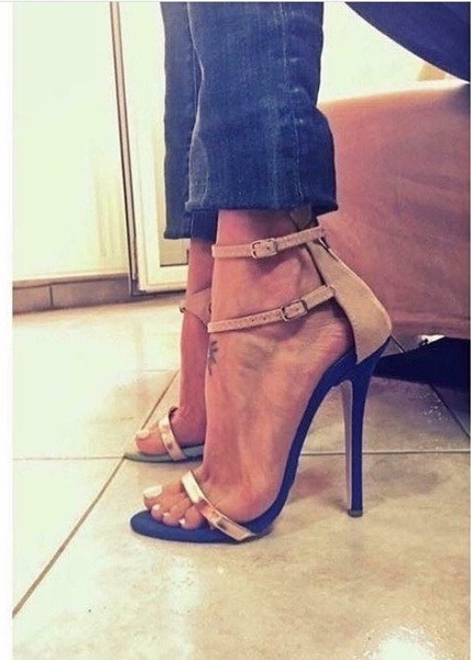 Női magassarkú szandál bézs színben