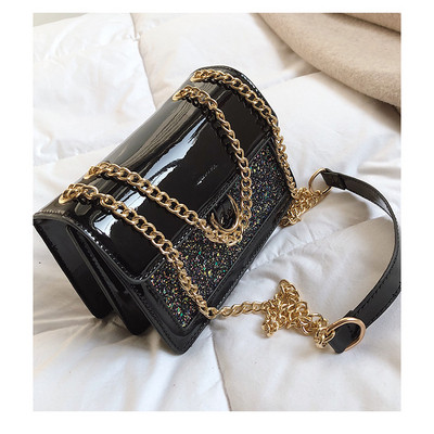 Lakkbőr táska két színben, eco bőrből, fényes elemekkel és fémlánccal