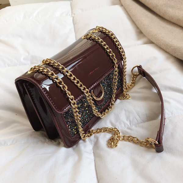 Lakkbőr táska két színben, eco bőrből, fényes elemekkel és fémlánccal