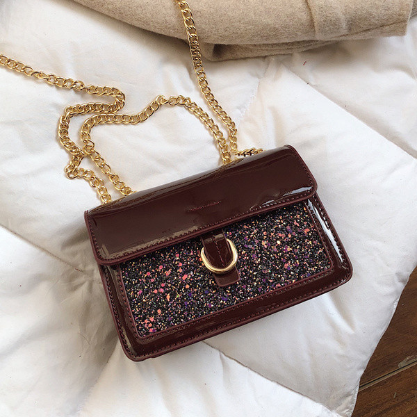 Lakkbőr táska két színben, eco bőrből, fényes elemekkel és fémlánccal