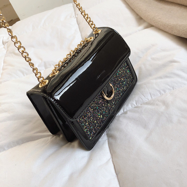 Lakkbőr táska két színben, eco bőrből, fényes elemekkel és fémlánccal