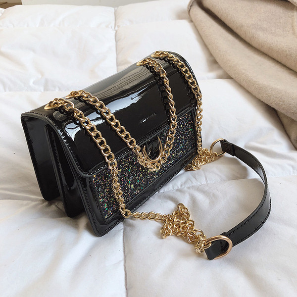 Lakkbőr táska két színben, eco bőrből, fényes elemekkel és fémlánccal