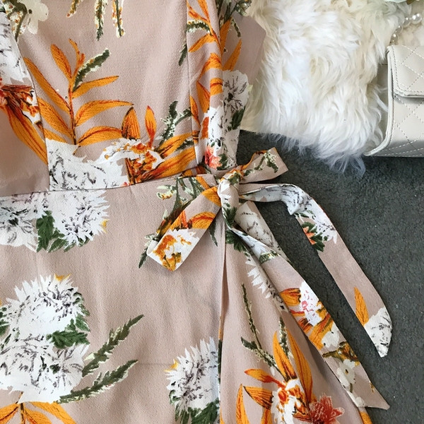 Lezser női hosszú ruha vastag pántokkal és virágmotívummal