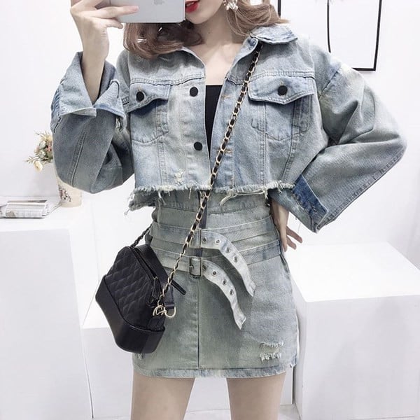 Stílusos női farmerszoknya és farmerdzseki szett szakadt elemekkel