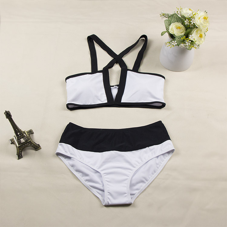 Stílusos kétrészes fürdőruha és keresztpántok