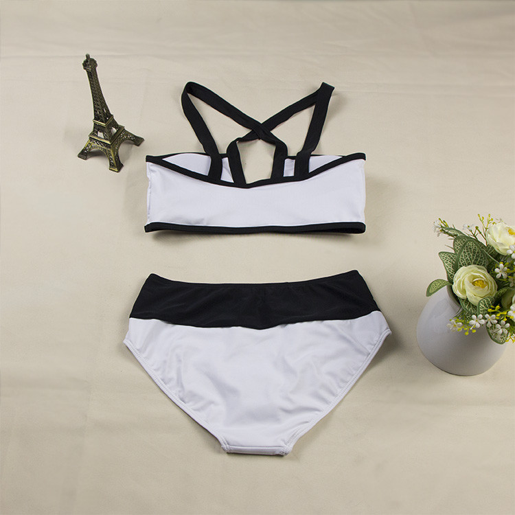 Stílusos kétrészes fürdőruha és keresztpántok