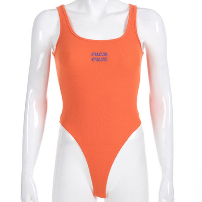 Corp de femeie zilnic cu o inscripție portocalie