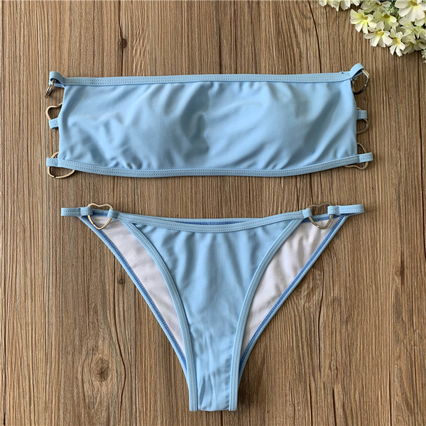 Női fürdőruha kék színben, fém díszítéssel