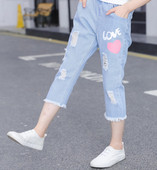 Blugi de copii pentru fete cu aplicații și motive rupte