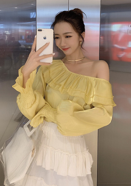 Bluză de damă modernă cu umerii goi și mâneci lungi și largi în trei culori