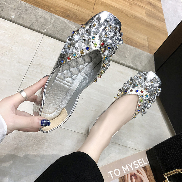 Stílusos női cipő két színben, díszkövekkel