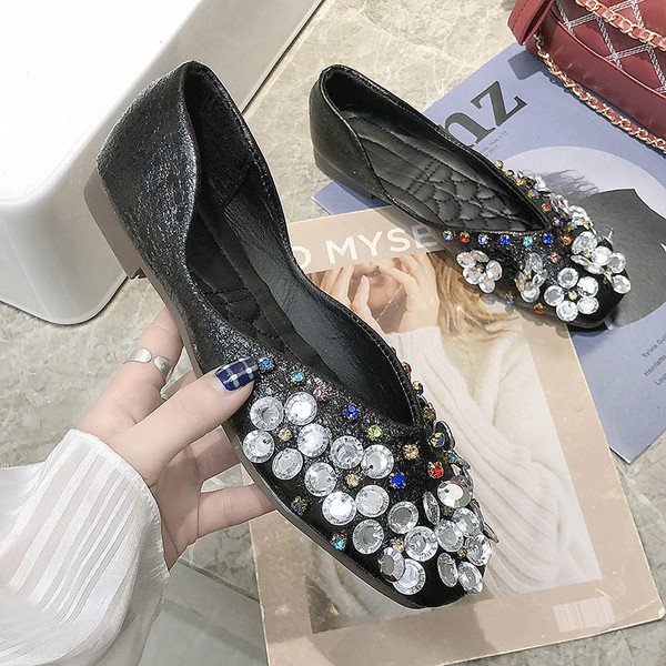 Stílusos női cipő két színben, díszkövekkel