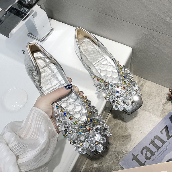 Stílusos női cipő két színben, díszkövekkel