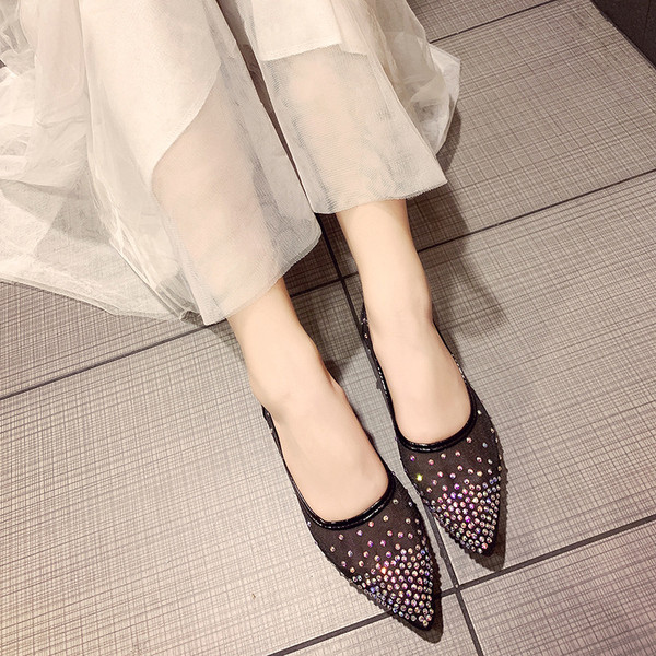 Modern női cipő díszkövekkel, két színben