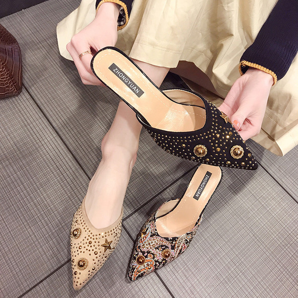 Aktuális női alacsony sarkú papucs díszkövekkel