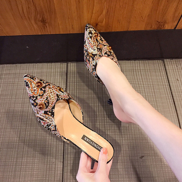 Aktuális női alacsony sarkú papucs díszkövekkel